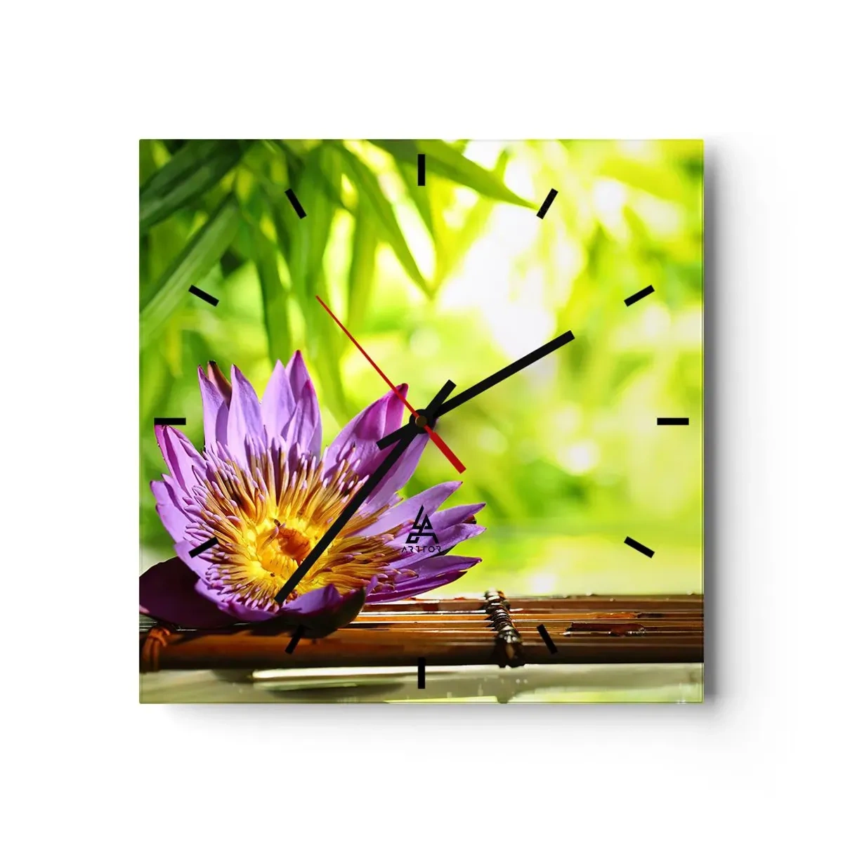 Wanduhr - Glasuhr - Lila Lotusblüte vor einem Hintergrund aus grünen Bambusblättern - 30x30cm - In der asiatischen Sonne - Moderne Wanddekoration für Wohnzimmer und Schlafzimmer ARTTOR