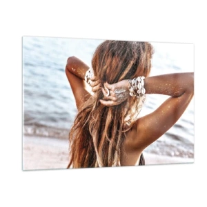 Glasbild - Bild auf glas - Eine Frau mit langen Haaren am Strand, umgeben von Muscheln und Sand. - 120x80cm - Eine Schwester von Wasser und Sonne - Moderne Wanddekoration für Wohnzimmer und Schlafzimmer ARTTOR