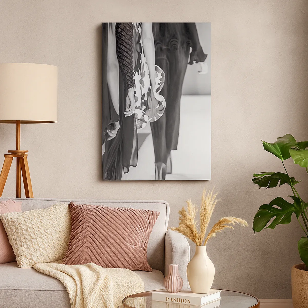 Bild auf Leinwand - Leinwandbild - Eine schwarz-weiße Laufstegszene, die die Details der Kleider und Figuren der Models zeigt. - 50x70cm - Eine stilvolle Parade - Moderne Wanddekoration für Wohnzimmer und Schlafzimmer ARTTOR