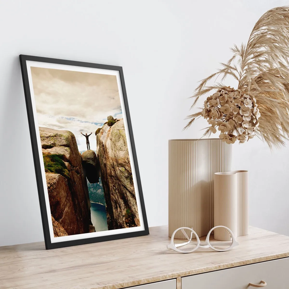 Poster in einem schwarzem Rahmen - Ein Mann steht auf einem Felsen zwischen Klippen - 50x70cm - Wie geht's mir?! - Moderne Wanddekoration für Wohnzimmer und Schlafzimmer ARTTOR