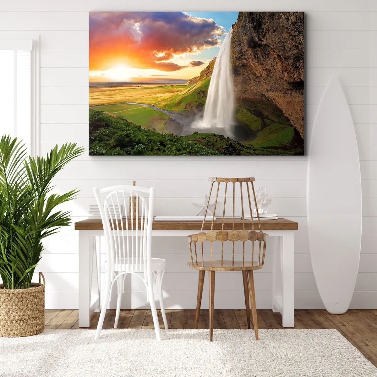 Bild auf Leinwand - Leinwandbild - Ein Wasserfall in einer malerischen Landschaft bei Sonnenuntergang - 100x70cm - Die Fülle des isländischen Sommers - Moderne Wanddekoration für Wohnzimmer und Schlafzimmer ARTTOR