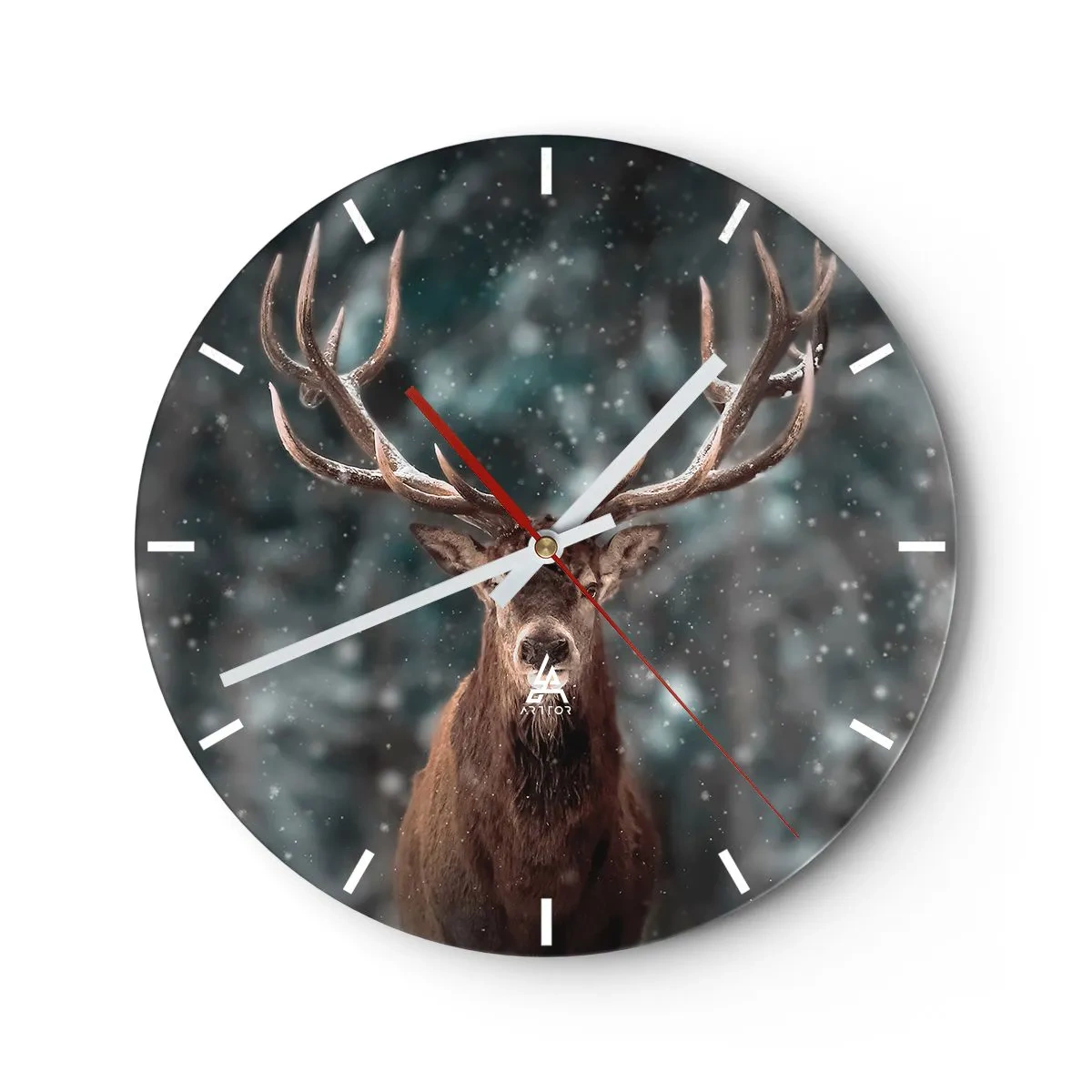 Wanduhr - Glasuhr - Ein stolzer Hirsch in einem verschneiten Wald mit verschwommenen Bäumen im Hintergrund - 30x30cm - Gekrönter König des Waldes - Moderne Wanddekoration für Wohnzimmer, Küche und Schlafzimmer ARTTOR