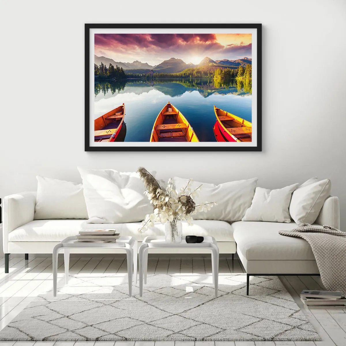 Poster in einem schwarzem Rahmen - Drei Holzboote vor der Kulisse eines Bergsees bei Sonnenuntergang - 70x50cm - Nichts gegen die Natur - Moderne Wanddekoration für Wohnzimmer und Schlafzimmer ARTTOR