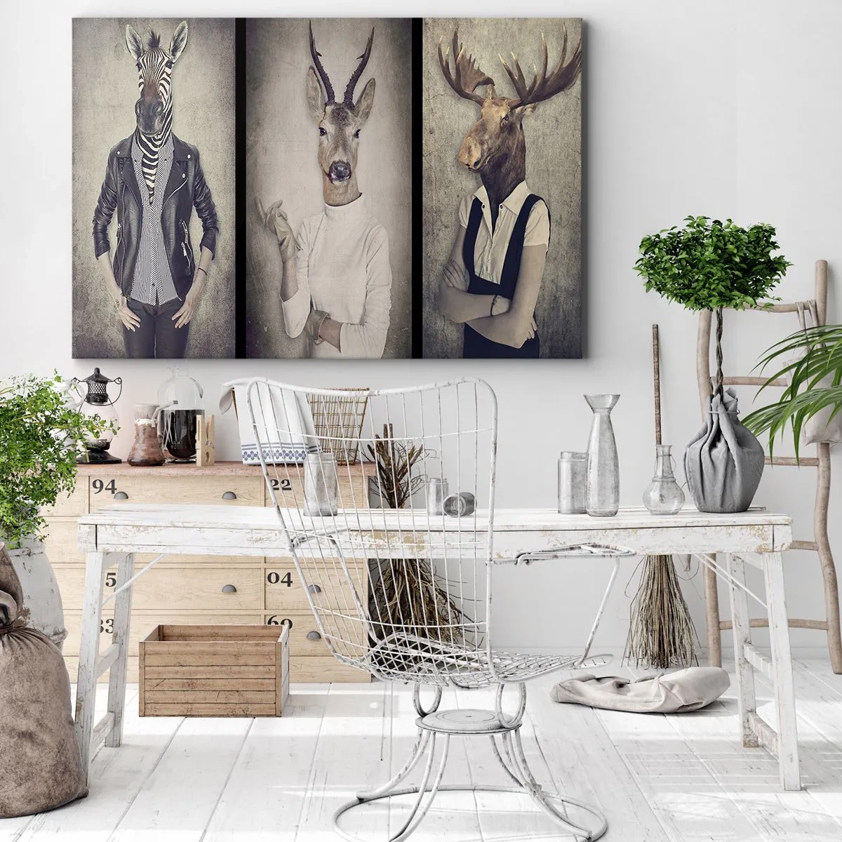 Bild auf Leinwand - Leinwandbild - Ein Triptychon mit Tierfiguren in Menschenkleidung vor künstlerischem Hintergrund - 70x50cm - Lass die Gesten sprechen - Moderne Wanddekoration für Wohnzimmer und Schlafzimmer ARTTOR