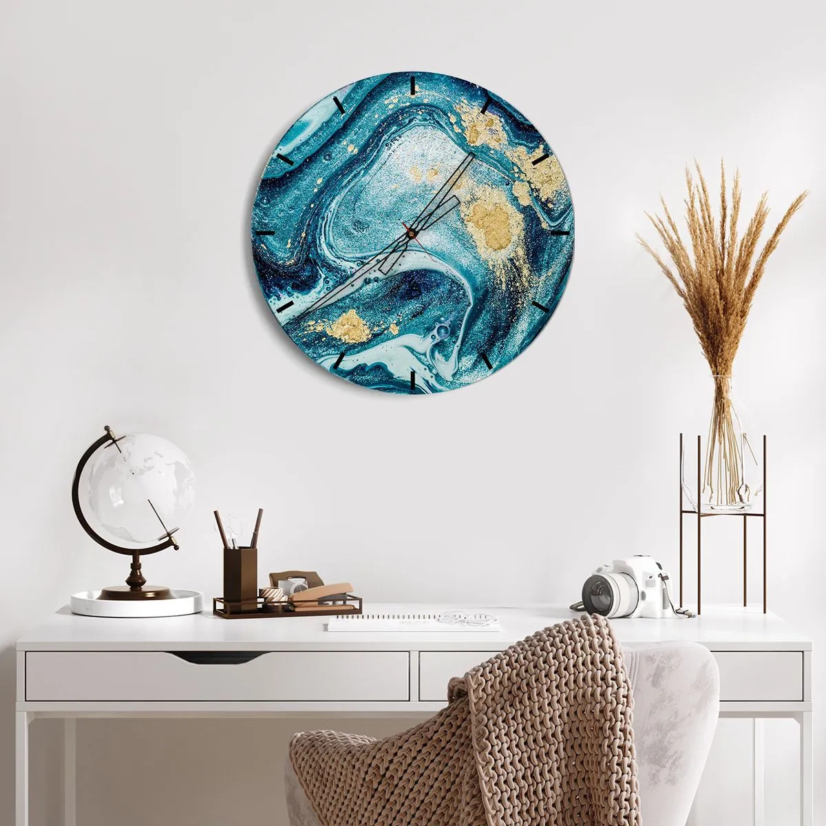 Wanduhr - Glasuhr - Ein abstrakter Wirbel in Blau- und Goldtönen mit Marmoreffekt. - 30x30cm - Blauer Wirbel - Moderne Wanddekoration für Wohnzimmer, Küche und Schlafzimmer ARTTOR