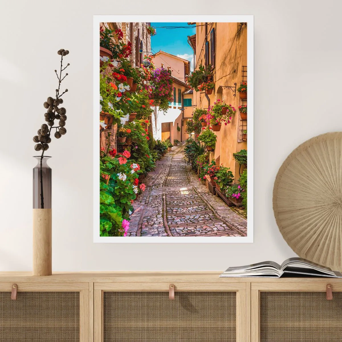 Poster - Eine bezaubernde Straße mit Blumen und einem Kopfsteinpflasterweg an einem sonnigen Tag - 50x70cm - Italienische Gasse - Moderne Wanddekoration für Wohnzimmer und Schlafzimmer ARTTOR