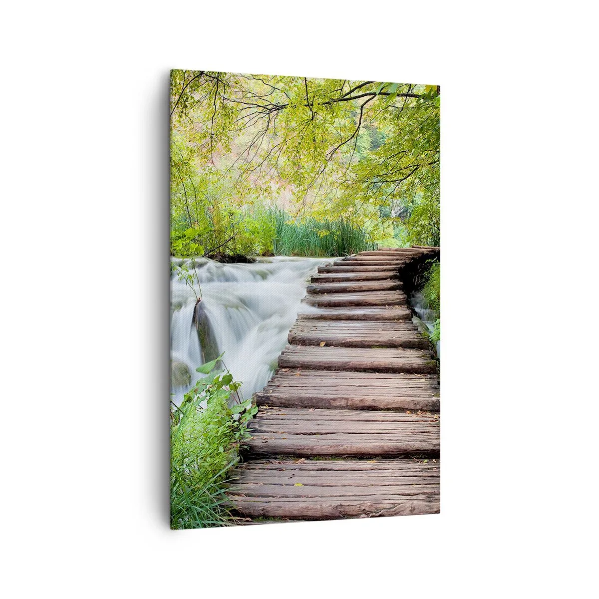 Bild auf Leinwand - Leinwandbild - Eine Holzbrücke über einen Wasserfall, umgeben von üppigem grünen Wald. - 80x120cm - Das Wasser ist überhaupt nicht ruhig - Moderne Wanddekoration für Wohnzimmer und Schlafzimmer ARTTOR