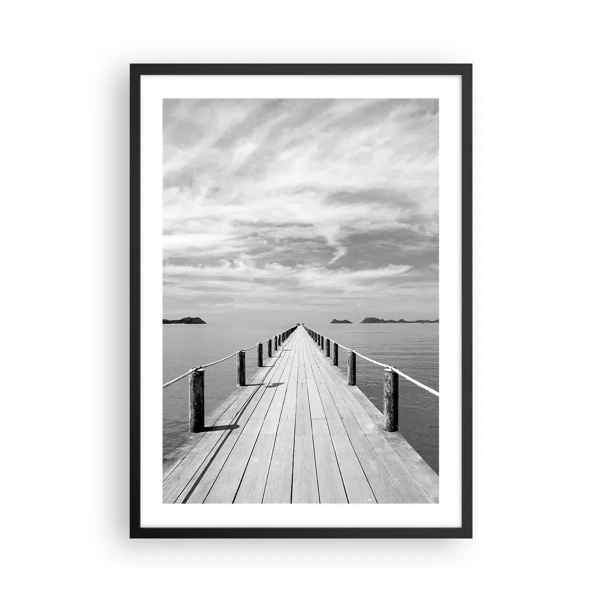 Poster in einem schwarzem Rahmen - Ein Holzsteg, der über ruhiges Wasser in die Ferne führt - 50x70cm - Oder vielleicht eine Reise ... - Moderne Wanddekoration für Wohnzimmer und Schlafzimmer ARTTOR