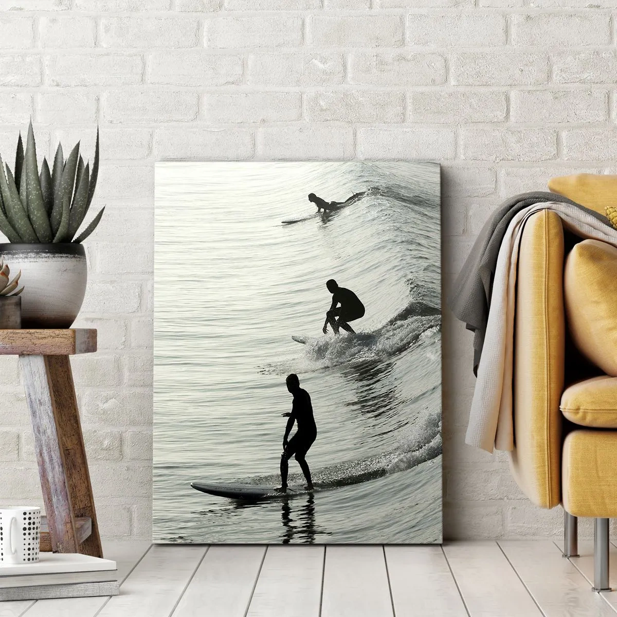 Bild auf Leinwand - Leinwandbild - Surfer auf den Wellen in einer monochromen Aufnahme - 80x120cm - Gegen die Welle - Moderne Wanddekoration für Wohnzimmer und Schlafzimmer ARTTOR