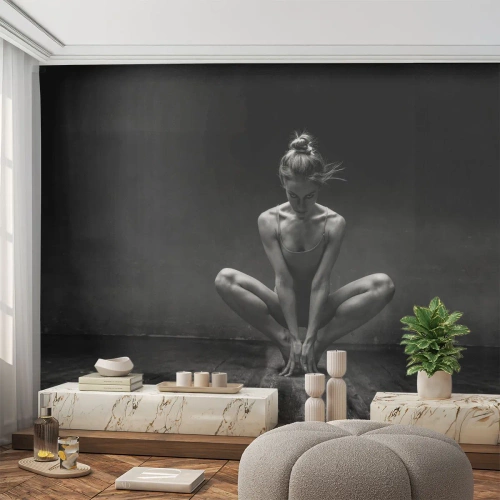 Fototapete Premium Canvas - Konzentration der Tanzenergie - Tänzer, Frau, Schwarz und weiß - 250x175 cm