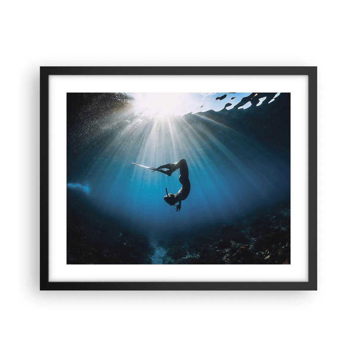 Poster in einem schwarzem Rahmen - Tanz unter Wasser - 50x40 cm