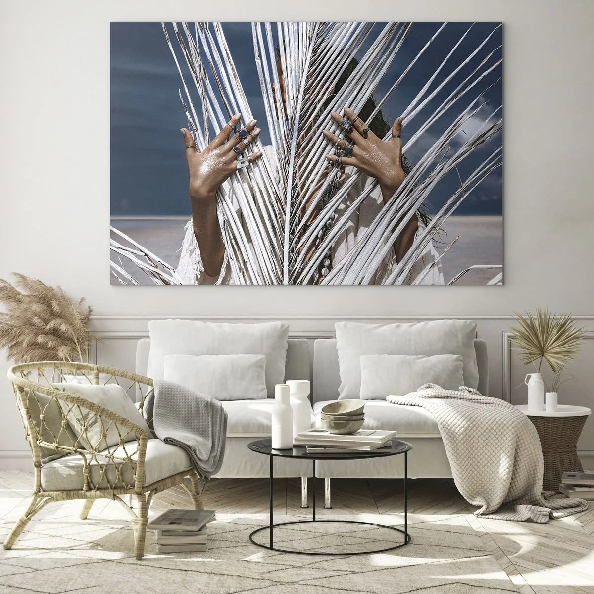 Glasbild - Bild auf glas - Mit Ringen geschmückte Frauenhände hinter einer trockenen Palme - 70x50cm - Das Mädchen des Schamanen? - Moderne Wanddekoration für Wohnzimmer und Schlafzimmer ARTTOR