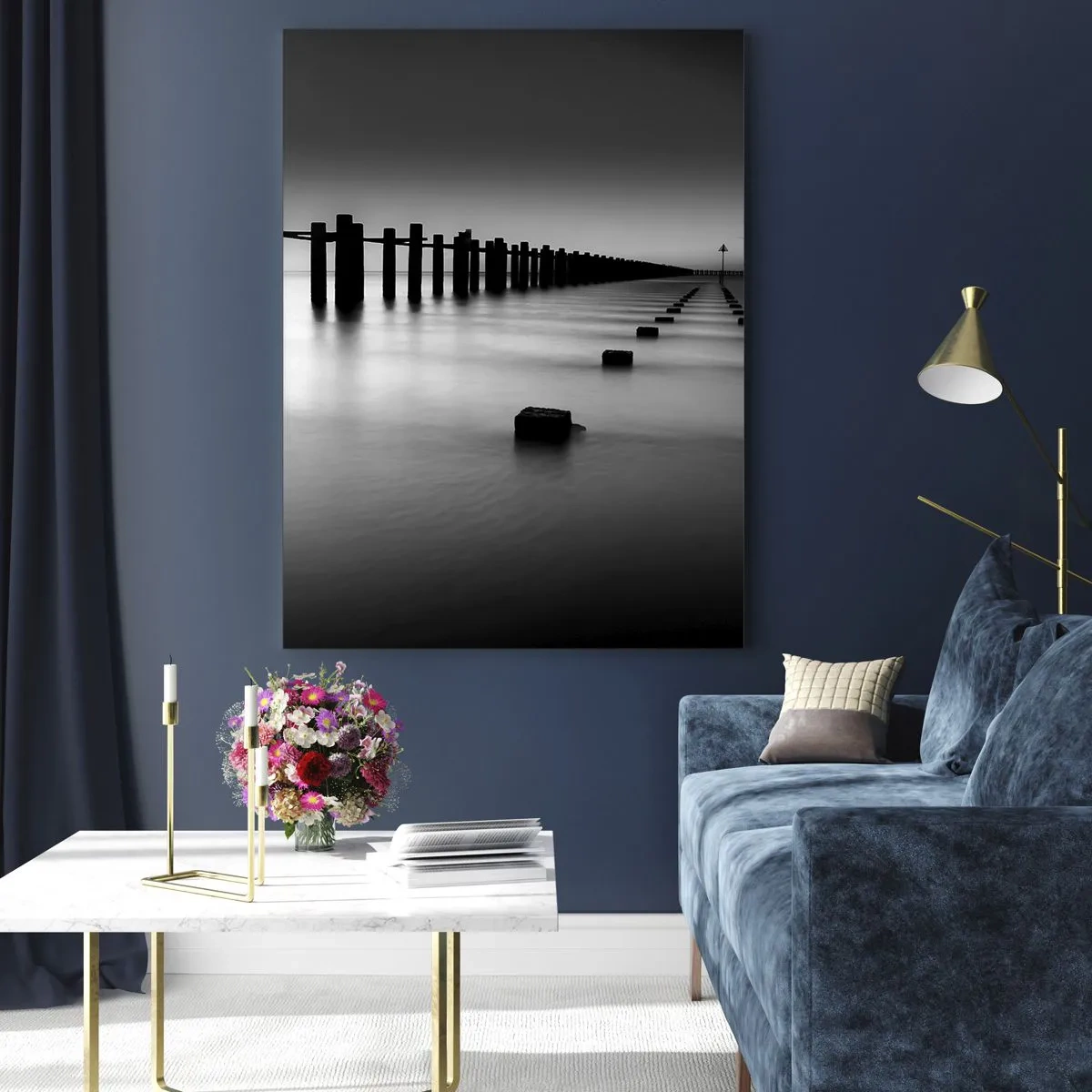 Glasbild - Bild auf glas - Ein minimalistischer schwarz-weißer Pier auf ruhigem Wasser - 50x70cm - Graue Distanz im Nebel - Moderne Wanddekoration für Wohnzimmer und Schlafzimmer ARTTOR