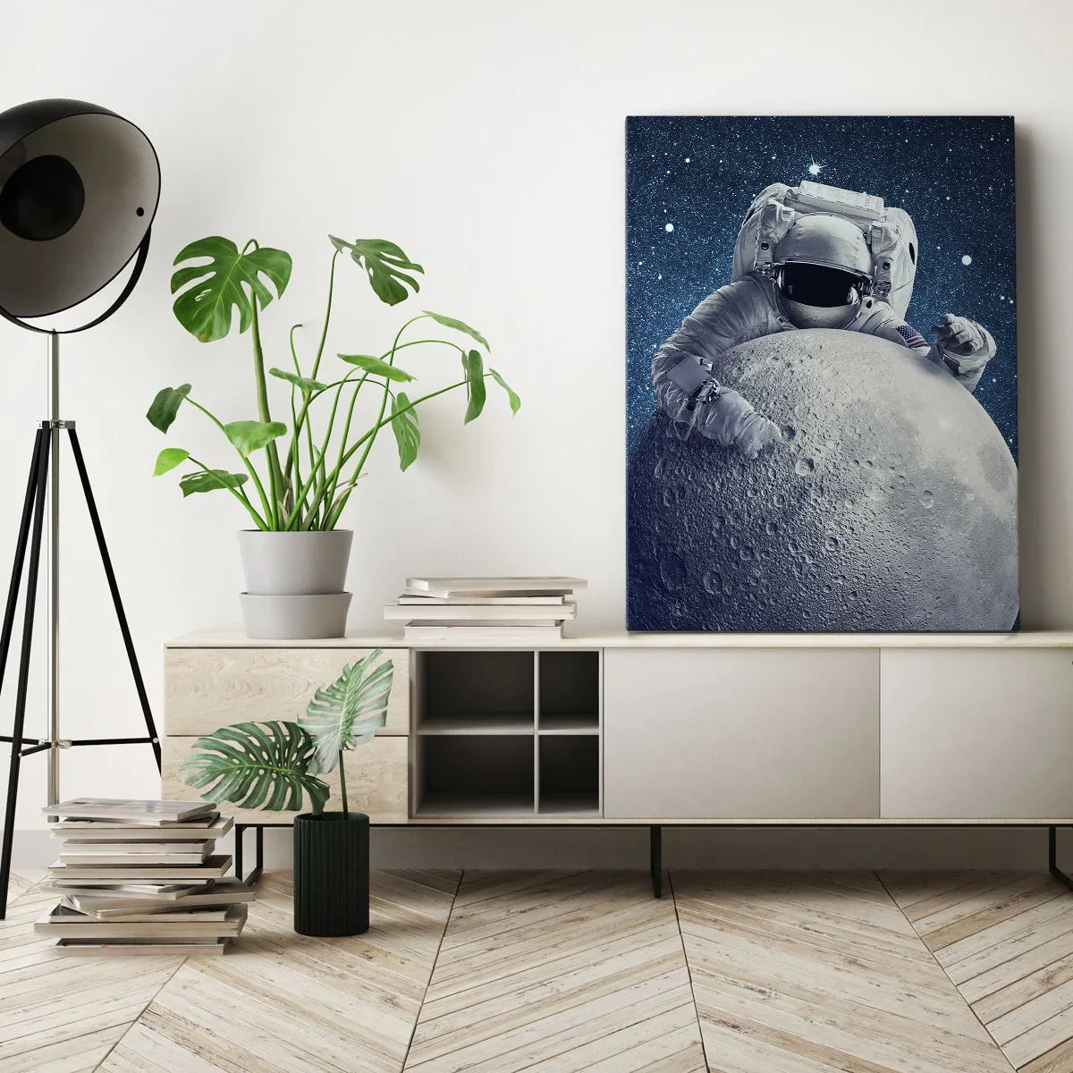 Bild auf Leinwand - Leinwandbild - Astronaut hält den Mond vor einem Sternenhimmel - 50x70cm - Weltraumjoker - Moderne Wanddekoration für Wohnzimmer und Schlafzimmer ARTTOR