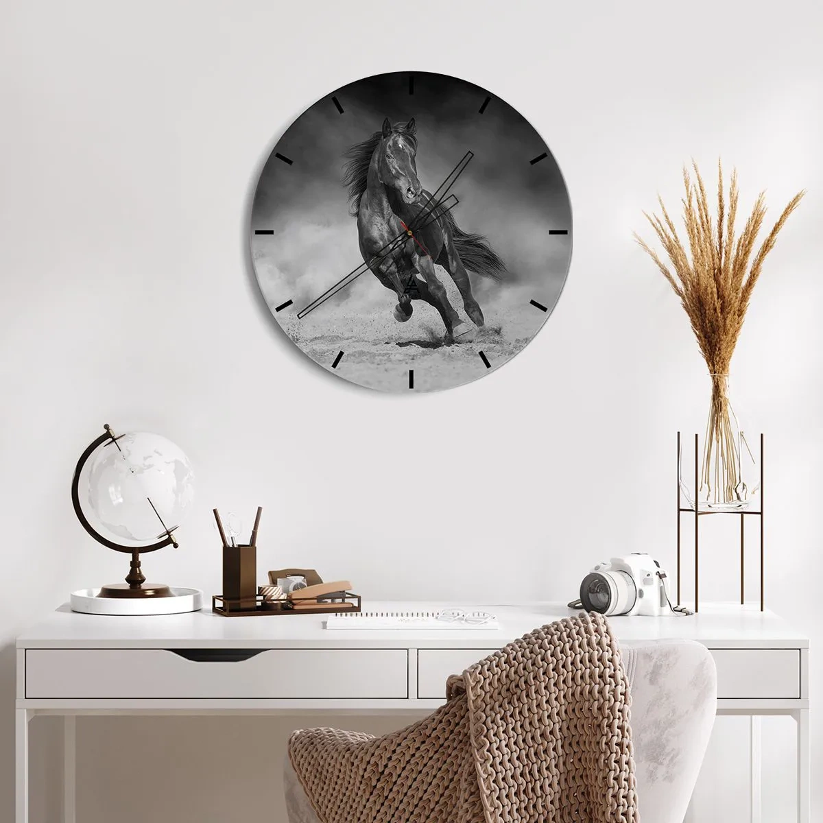 Wanduhr - Glasuhr - Illustration einer Frau mit Make-up, die eine Orchidee an den Mund hält - 30x30cm - Würdig des Emirs selbst - Moderne Wanddekoration für Wohnzimmer, Küche und Schlafzimmer ARTTOR