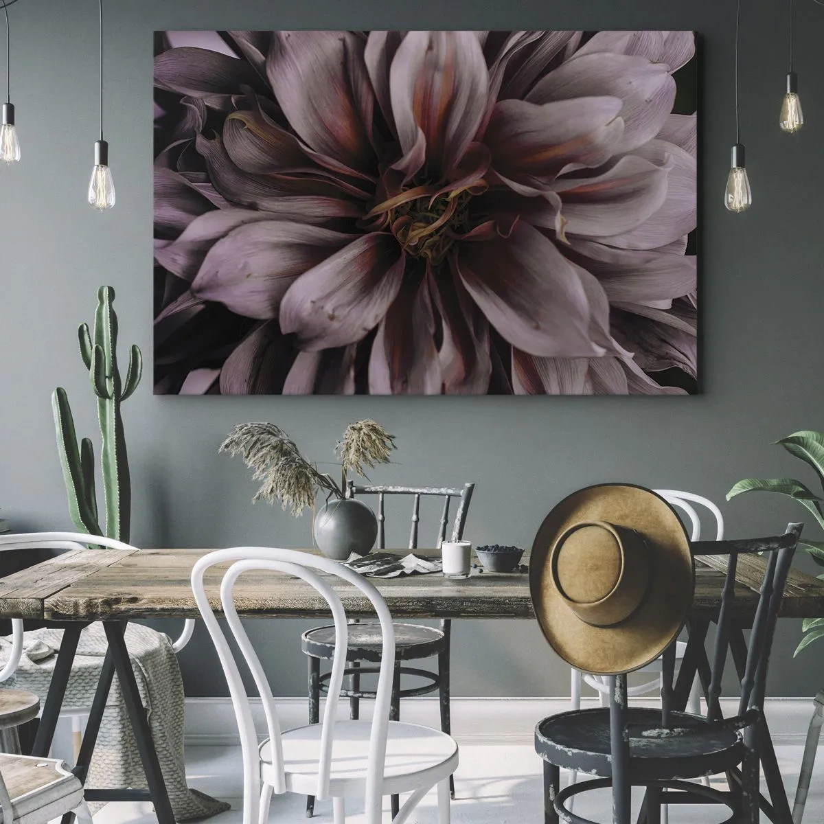 Bild auf Leinwand - Leinwandbild - Nahaufnahme einer großen Blume in dezenten Farben - 70x50cm - Ein Blumenherz - Moderne Wanddekoration für Wohnzimmer und Schlafzimmer ARTTOR
