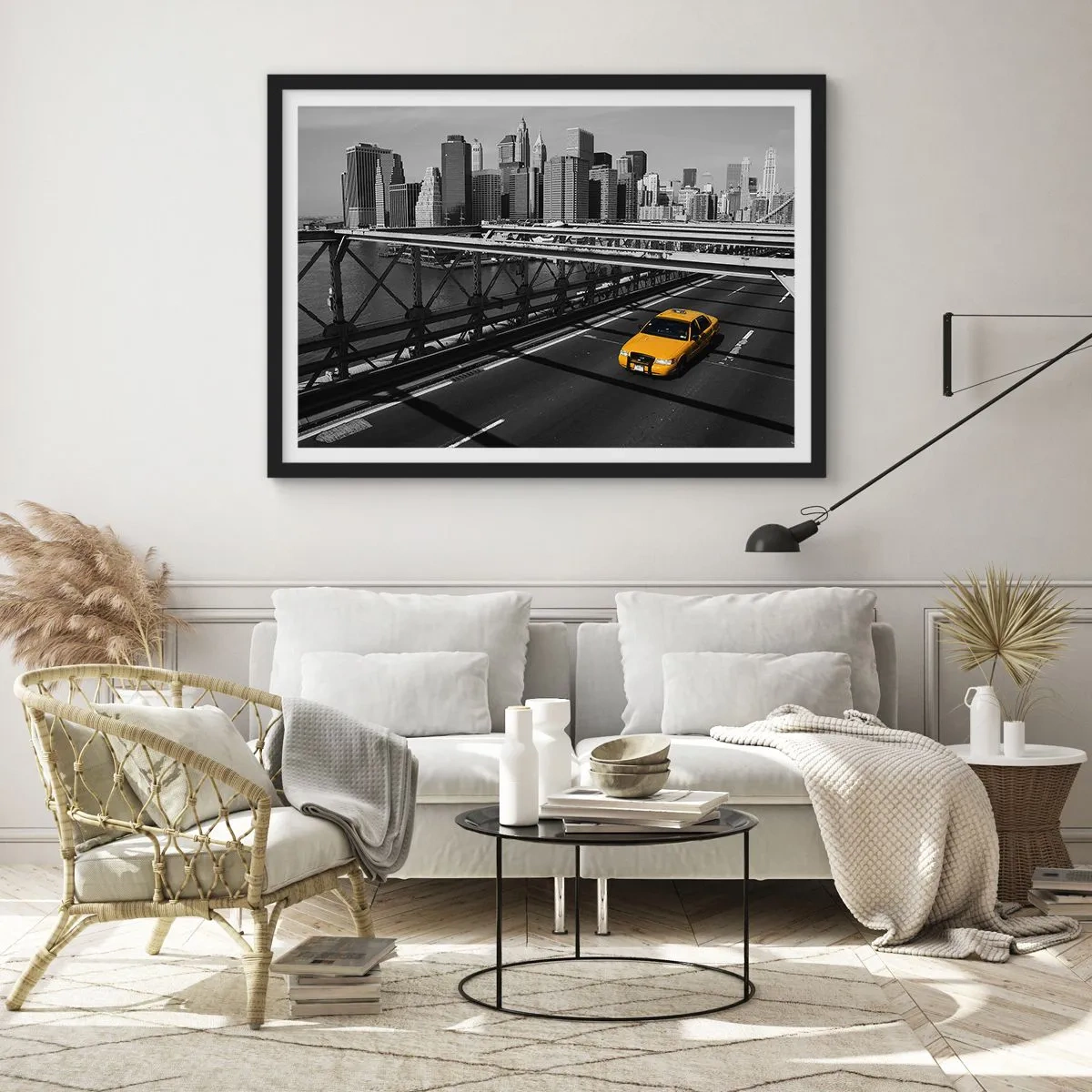 Poster in einem schwarzem Rahmen - Gelbes Taxi auf einer Brücke mit Blick auf die Skyline von New York - 70x50cm - Die Farbe einer Großstadt - Moderne Wanddekoration für Wohnzimmer und Schlafzimmer ARTTOR