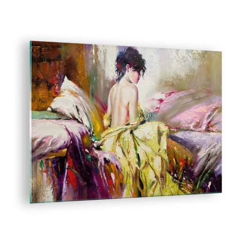Glasbild - Bild auf glas - Eine Frau in einem gelben Kleid sitzt im impressionistischen Stil auf einem Bett. - 70x50cm - Zwischen den Lippen und dem Rand der Tasse - Moderne Wanddekoration für Wohnzimmer und Schlafzimmer ARTTOR