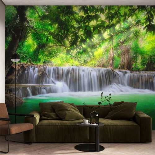 Fototapete Premium Sand - Ein malerischer Wasserfall in einem tropischen Wald - 100x70cm - Eine Kaskade in Grün - Moderne Wanddekoration für Wohnzimmer und Schlafzimmer ARTTOR