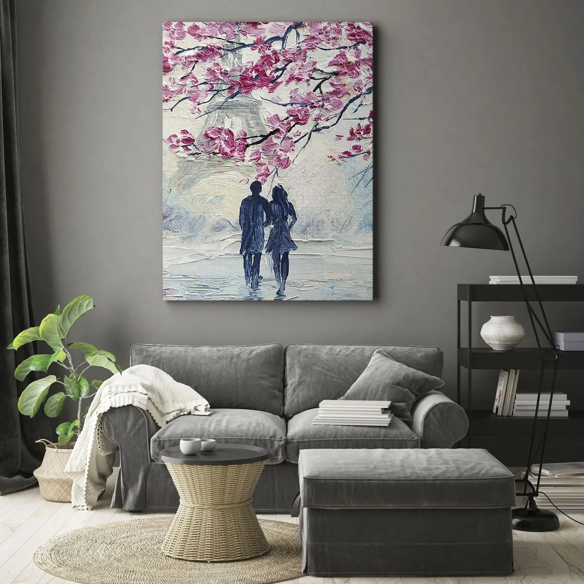 Bild auf Leinwand - Leinwandbild - Ein Paar unter blühenden rosa Bäumen in romantischer Umgebung - 50x70cm - Romantischer Spaziergang - Moderne Wanddekoration für Wohnzimmer und Schlafzimmer ARTTOR