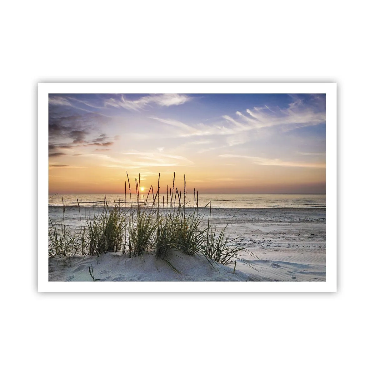 Poster - Ein Sandstrand bei Sonnenuntergang mit Gras im Hintergrund - 100x70cm - Schau, denk, fühl - Moderne Wanddekoration für Wohnzimmer und Schlafzimmer ARTTOR