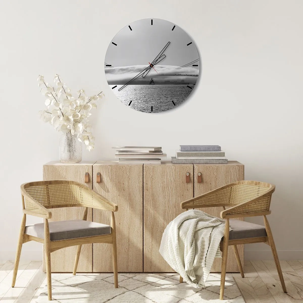 Wanduhr - Glasuhr - Eine Brücke im Nebel vor dem Hintergrund einer ruhigen Wasseroberfläche - 30x30cm - Segeln durch das Goldene Tor - Moderne Wanddekoration für Wohnzimmer, Küche und Schlafzimmer ARTTOR