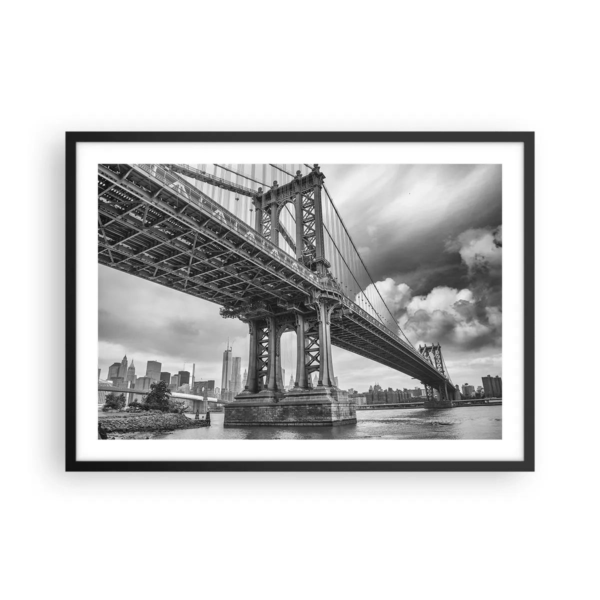 Poster in einem schwarzem Rahmen - Eine Brücke in Schwarz-Weiß mit Blick auf die Stadt - 70x50cm - Ins Herz der Stadt - Moderne Wanddekoration für Wohnzimmer und Schlafzimmer ARTTOR