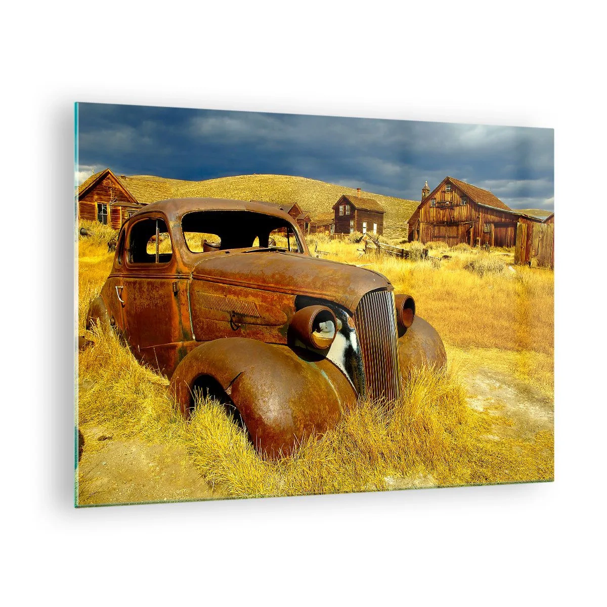 Glasbild - Bild auf glas - Ein Oldtimer vor der Kulisse eines verlassenen Dorfes - 70x50cm - Eine wohlverdiente Ruhe - Moderne Wanddekoration für Wohnzimmer und Schlafzimmer ARTTOR