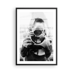 Poster in einem schwarzem Rahmen - Doppelbelichtung von Fotograf und Kamera in Schwarzweiß - 50x70cm - Schöpfer und Material - Moderne Wanddekoration für Wohnzimmer und Schlafzimmer ARTTOR