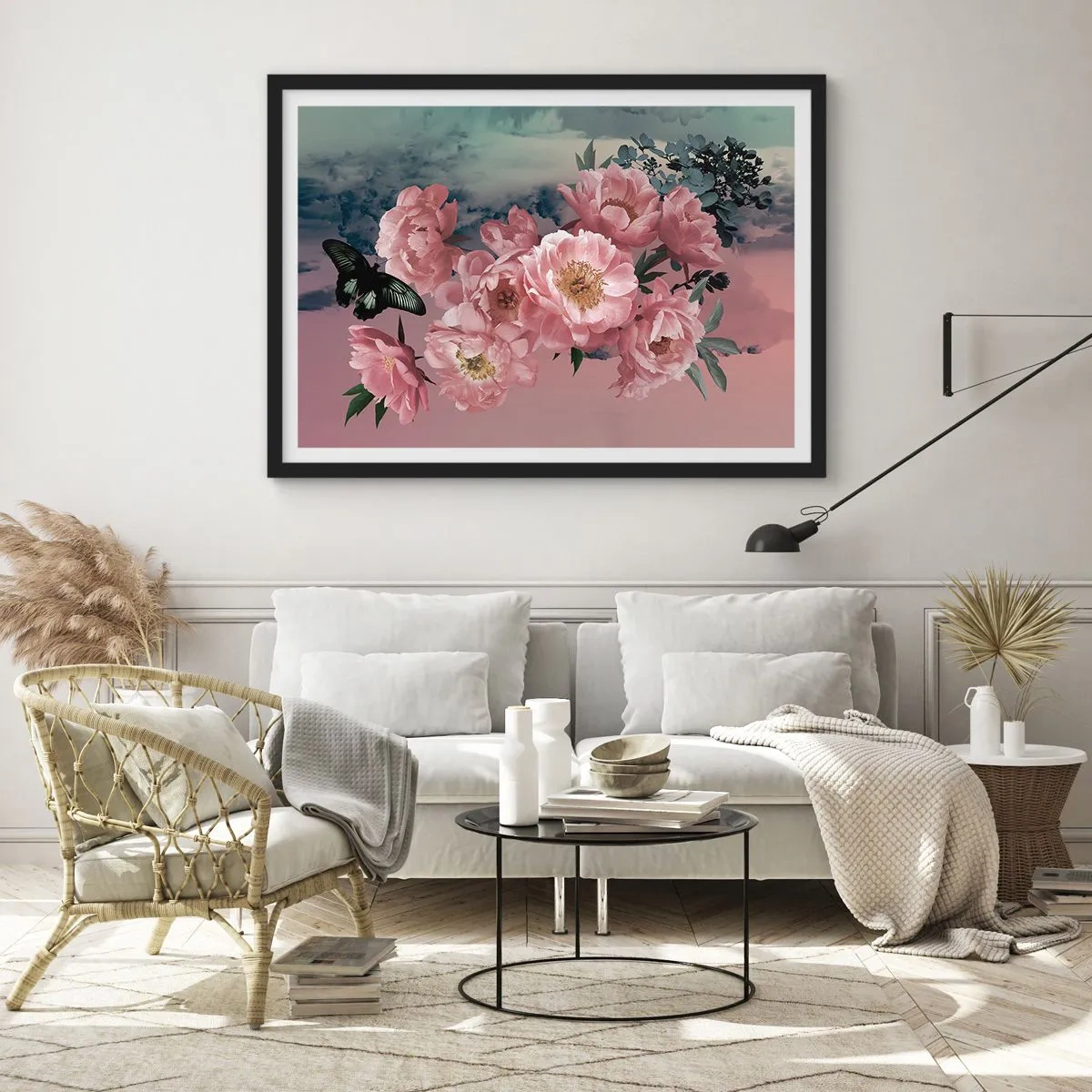 Poster in einem schwarzem Rahmen - Rosa Pfingstrosen mit einem Schmetterling auf pastellfarbenem Hintergrund - 70x50cm - Der Höhepunkt der Romantik - Moderne Wanddekoration für Wohnzimmer und Schlafzimmer ARTTOR