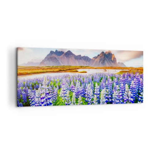 Bild auf Leinwand - Leinwandbild - Blumen in einer Berglandschaft mit malerischem Himmel - 120x50cm - Kraft und Strenge neben Sanftmut - Moderne Wanddekoration für Wohnzimmer und Schlafzimmer ARTTOR