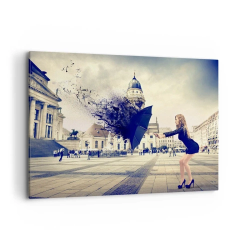 Bild auf Leinwand - Leinwandbild - Eine Frau mit Regenschirm in einer künstlerischen Komposition vor urbanem Hintergrund - 120x80cm - Es weht so ein Wind ... - Moderne Wanddekoration für Wohnzimmer und Schlafzimmer ARTTOR