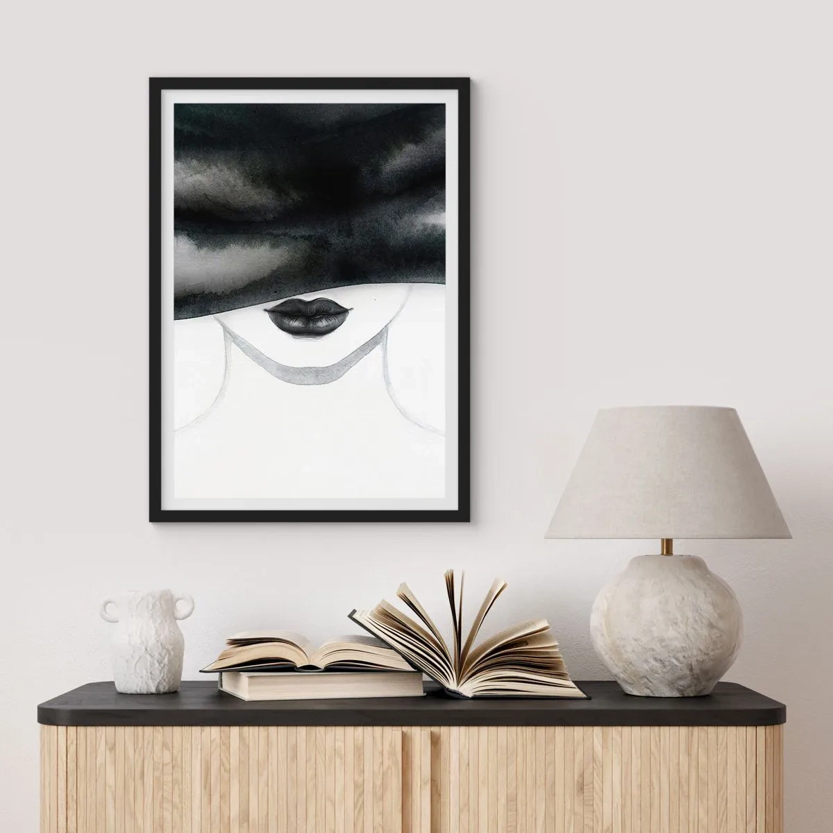Poster in einem schwarzem Rahmen - Schwarz-Weiß-Porträt einer Frau mit verbundenen Augen - 50x70cm - Ein sinnliches Geheimnis - Moderne Wanddekoration für Wohnzimmer und Schlafzimmer ARTTOR