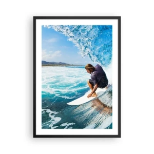 Poster in einem schwarzem Rahmen - Ein Surfer in einem Wasserschlauch vor dem Hintergrund eines blauen Ozeans - 50x70cm - Tanzen mit den Wellen - Moderne Wanddekoration für Wohnzimmer und Schlafzimmer ARTTOR