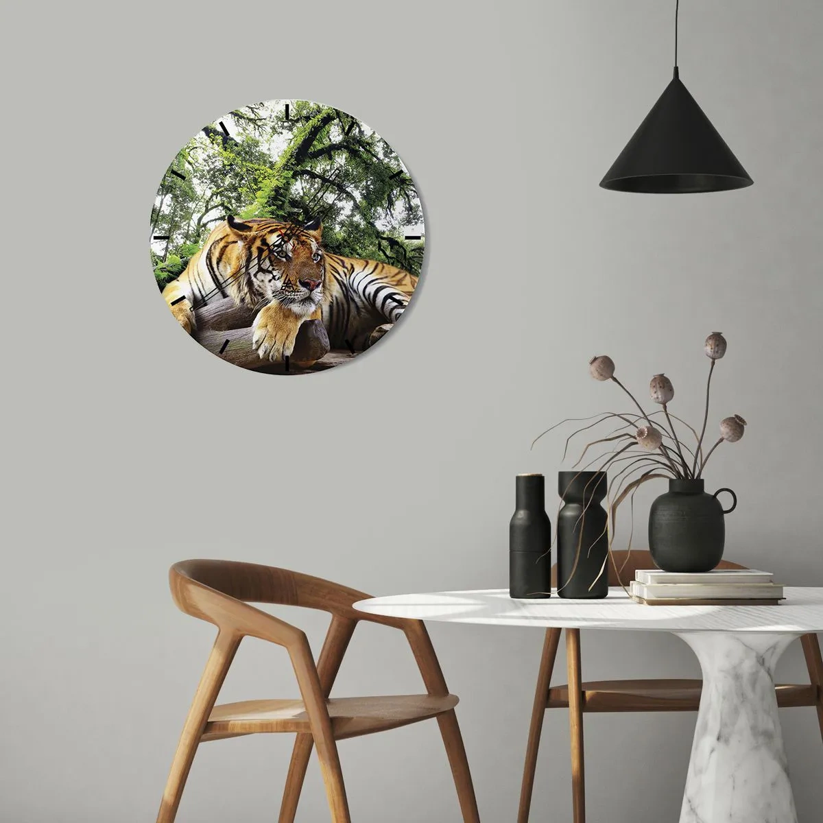 Wanduhr - Glasuhr - Ein Tiger ruht in einem tropischen Wald - 30x30cm - Hochachtungsvoll - Moderne Wanddekoration für Wohnzimmer, Küche und Schlafzimmer ARTTOR