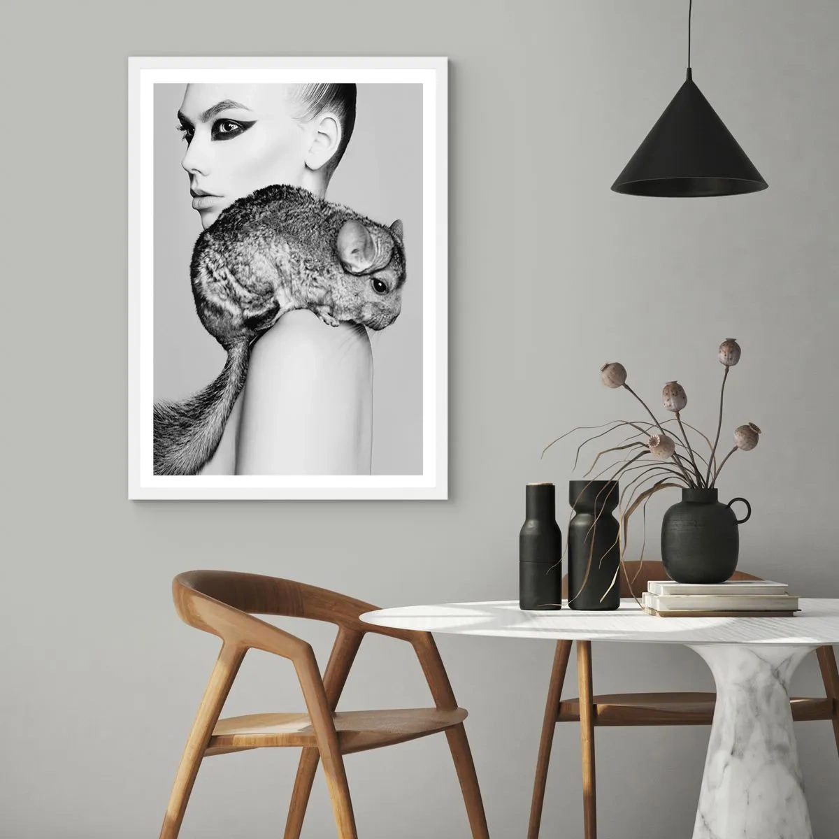 Poster in einem weißen Rahmen - Dame mit einem Chinchilla - 61x91 cm