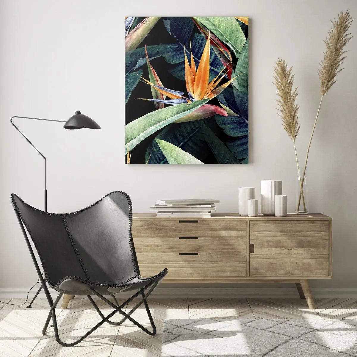 Glasbild - Bild auf glas - Strelitzia-Blüten und tropische Blätter auf schwarzem Hintergrund - 50x70cm - Flammende Blumen der Tropen - Moderne Wanddekoration für Wohnzimmer und Schlafzimmer ARTTOR