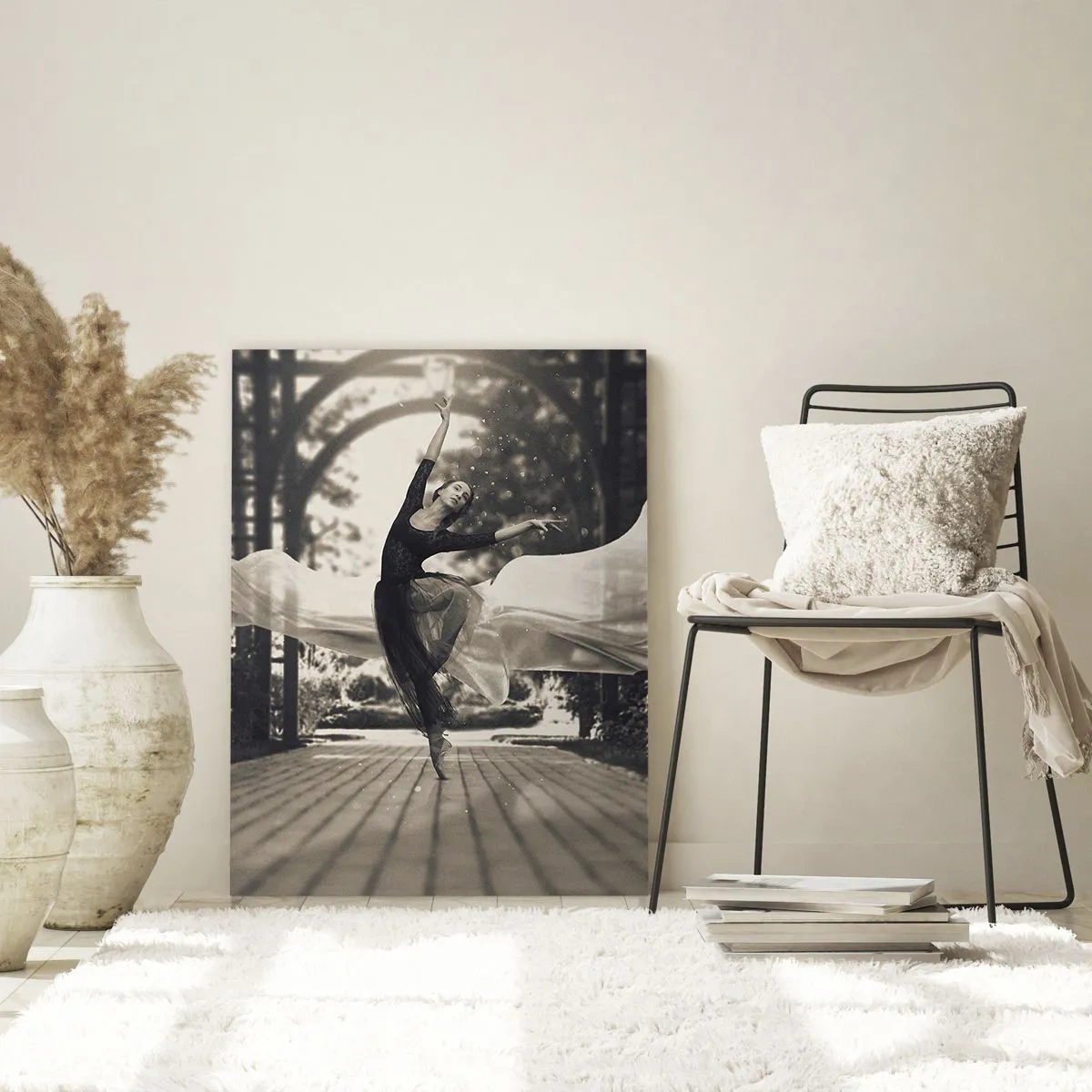 Glasbild - Bild auf glas - Eine Tänzerin in einem wallenden Kleid führt einen Sprung vor einer schwarz-weißen Gartenkulisse aus. - 80x120cm - Der Tanz des Gartengeistes - Moderne Wanddekoration für Wohnzimmer und Schlafzimmer ARTTOR