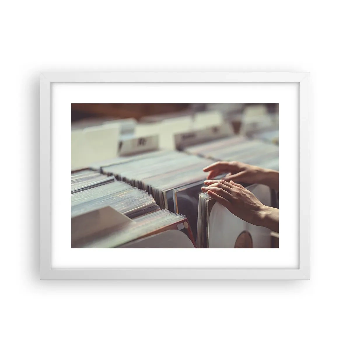 Poster in einem weißen Rahmen - Auf der Suche nach Emotionen - 40x30 cm