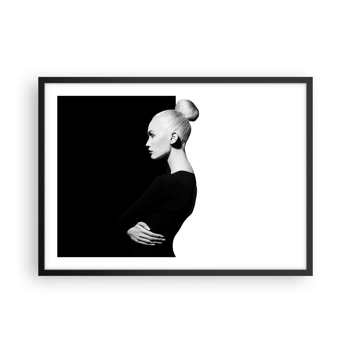 Poster in einem schwarzem Rahmen - Stilvolles Frauenporträt vor schwarz-weißem Hintergrund - 70x50cm - Einfach eine Frau - Moderne Wanddekoration für Wohnzimmer und Schlafzimmer ARTTOR