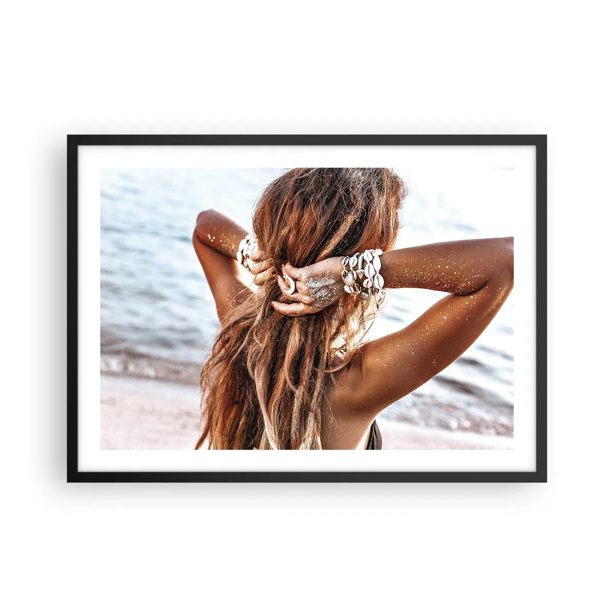 Poster in einem schwarzem Rahmen - Eine Frau am Strand mit wehendem Haar in der Sonne - 70x50cm - Eine Schwester von Wasser und Sonne - Moderne Wanddekoration für Wohnzimmer und Schlafzimmer ARTTOR