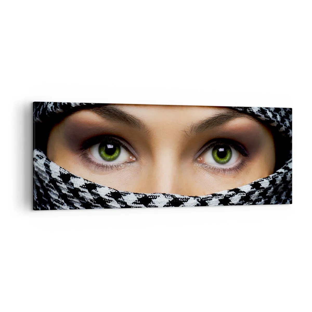Bild auf Leinwand - Leinwandbild - Hinter einem schwarz-weiß gemusterten Stoff verbergen sich die grünen Augen einer Frau. - 140x50cm - Ein Porträt einer verschleierten grünäugigen Schönheit - Moderne Wanddekoration für Wohnzimmer und Schlafzimmer ARTTOR