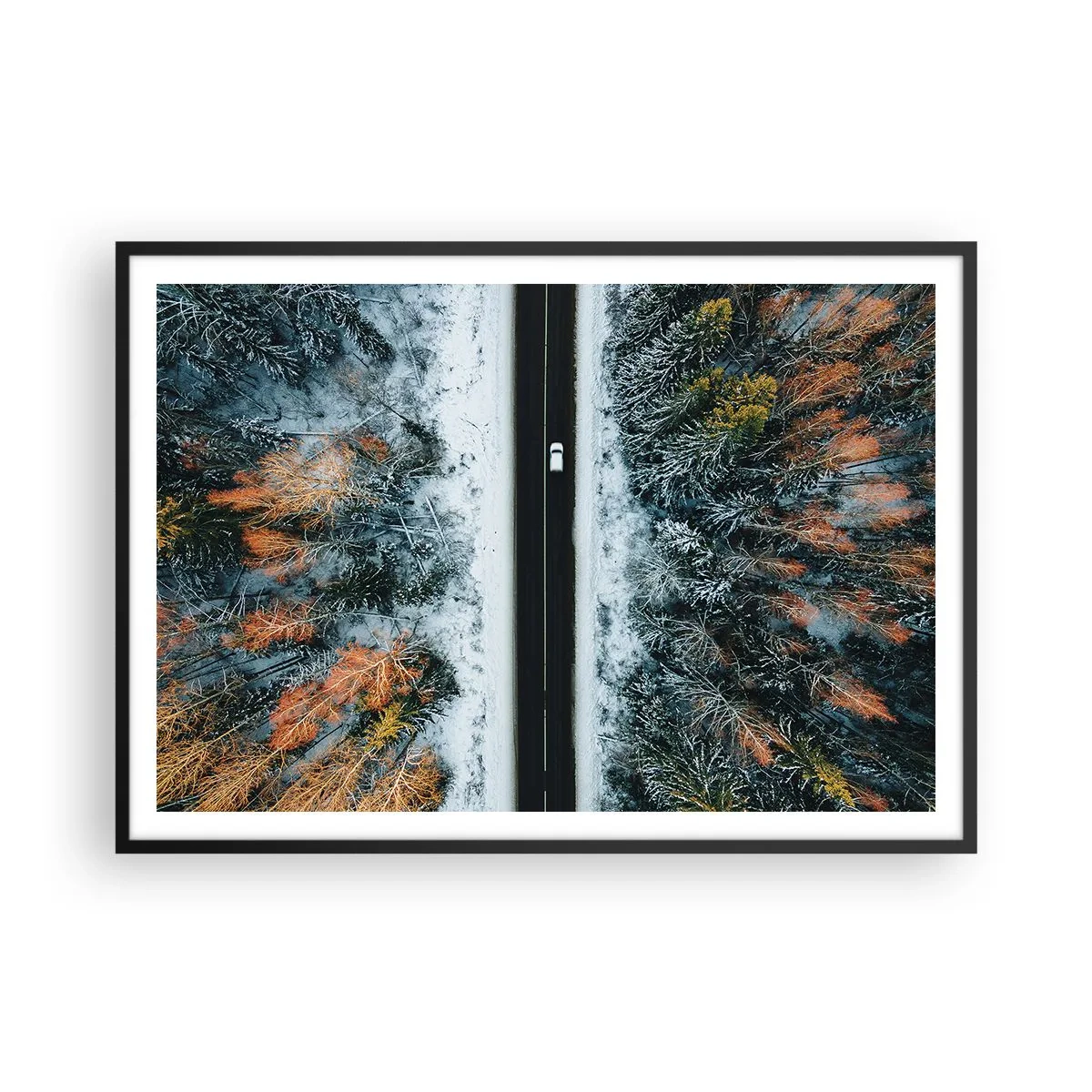 Poster in einem schwarzem Rahmen - Eine Straße durch einen Winterwald aus der Vogelperspektive gesehen - 100x70cm - Schnitt durch den Winterwald - Moderne Wanddekoration für Wohnzimmer und Schlafzimmer ARTTOR