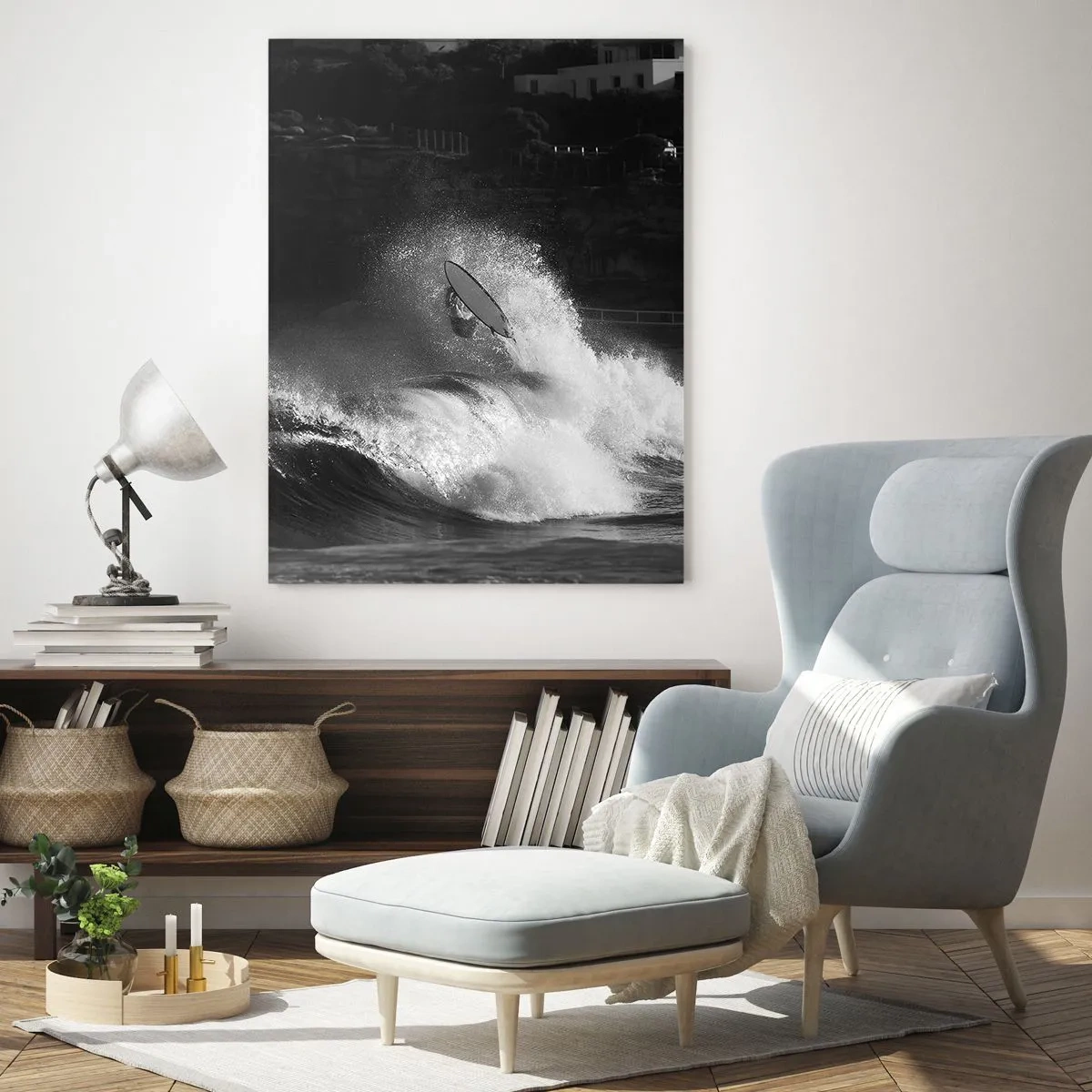 Glasbild - Bild auf glas - Ein Surfer auf einer Welle, festgehalten in einem Schwarzweißfoto - 50x70cm - Herausforderung angenommen! - Moderne Wanddekoration für Wohnzimmer und Schlafzimmer ARTTOR