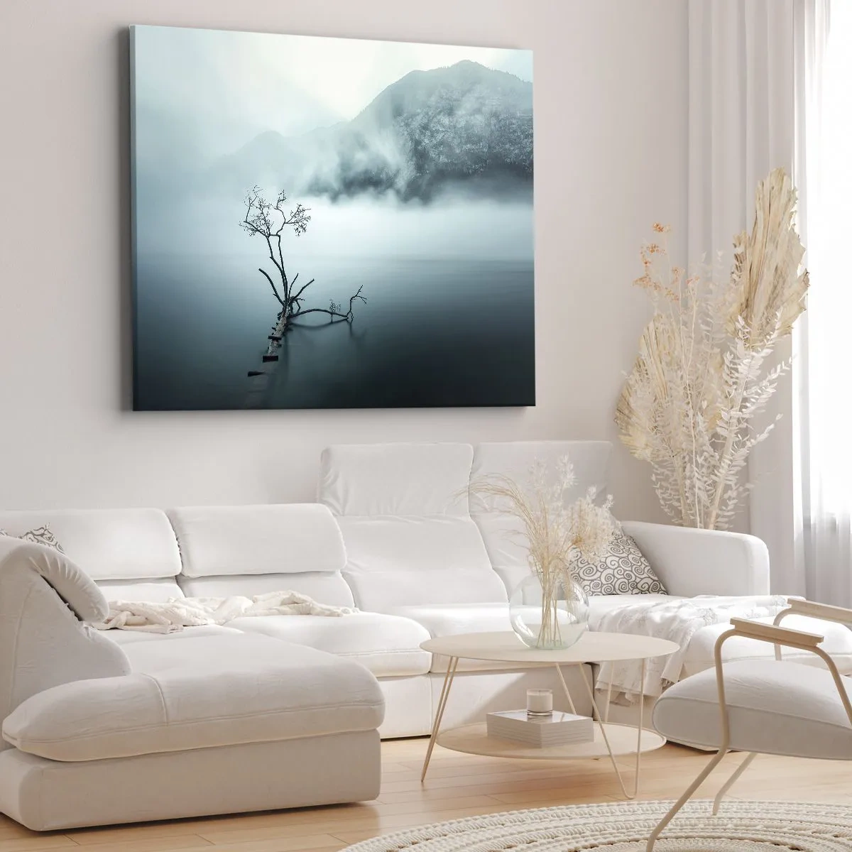 Bild auf Leinwand - Leinwandbild - Ein einsamer Baum im Wasser, umgeben von Nebel und Bergen - 100x70cm - Aus Wasser und Nebel - Moderne Wanddekoration für Wohnzimmer und Schlafzimmer ARTTOR