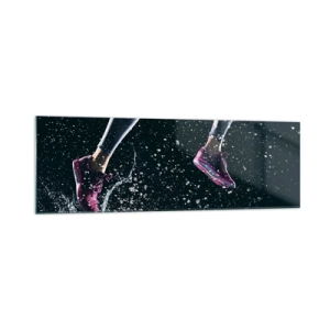 Glasbild - Bild auf glas - Eine dynamische Aufnahme eines Laufs im Regen vor schwarzem Hintergrund - 160x50cm - Wie viel Kraft in den Beinen - Moderne Wanddekoration für Wohnzimmer und Schlafzimmer ARTTOR