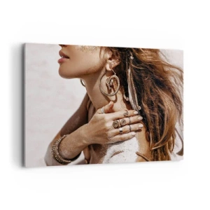Bild auf Leinwand - Leinwandbild - Stilvolle Frau mit Schmuck vor hellem Sandhintergrund - 100x70cm - Königin des wilden Strandes - Moderne Wanddekoration für Wohnzimmer und Schlafzimmer ARTTOR