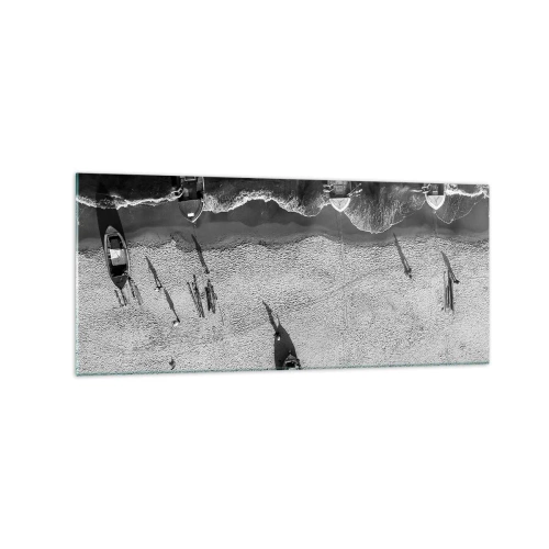 Glasbild - Bild auf glas - Schwarz-Weiß-Luftaufnahme von Booten am Strand - 120x50cm - Immer noch am Ufer… - Moderne Wanddekoration für Wohnzimmer und Schlafzimmer ARTTOR