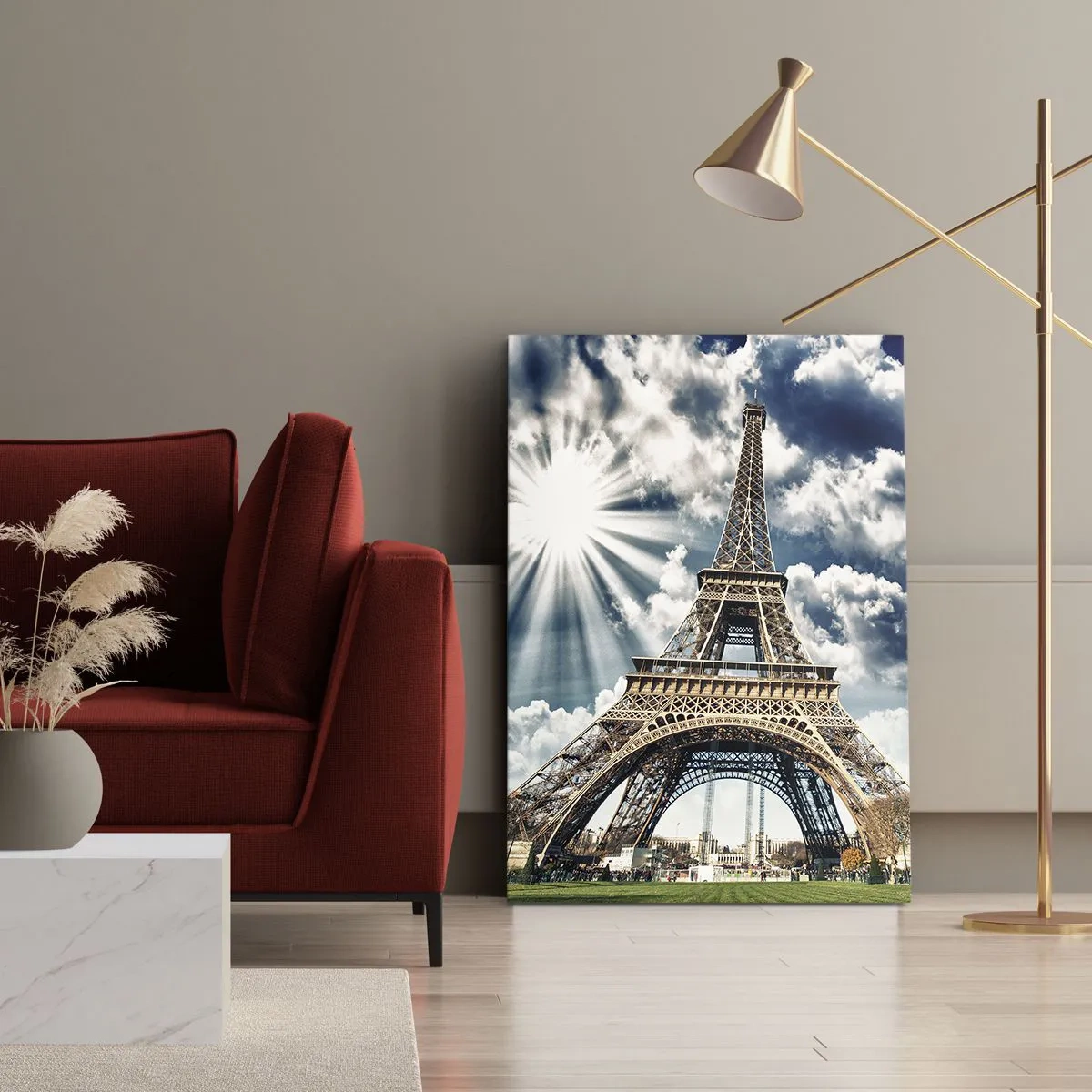 Bild auf Leinwand - Leinwandbild - Der Eiffelturm vor einem sonnigen Himmel mit Wolken - 80x120cm - Die Einzige unter der Sonne - Moderne Wanddekoration für Wohnzimmer und Schlafzimmer ARTTOR