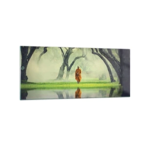Glasbild - Bild auf glas - Ein Mönch in einer orangefarbenen Robe in einem Wald mit nebligem Hintergrund und Spiegelung im Wasser. - 120x50cm - Auf dem Weg zur Erleuchtung - Moderne Wanddekoration für Wohnzimmer und Schlafzimmer ARTTOR